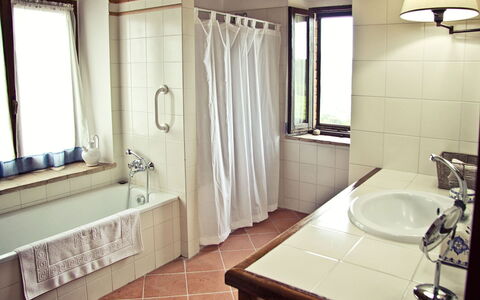 Villa Selvamica: Badkamer, Flooring, Verdieping, Loodgieterswerkinrichting, Interieur Ontwerp, Wastafel In De Badkamer, Meubilair, Kamer, Loodgieter, Verlichting