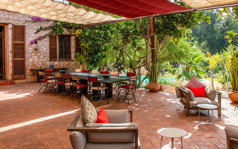 Le Jardin Mogador: Meubilair, Stoel, Buitenmeubels, Tafel, Buitentafel, Tuin, Toevlucht, Schaduw, Backyard, Bloempot