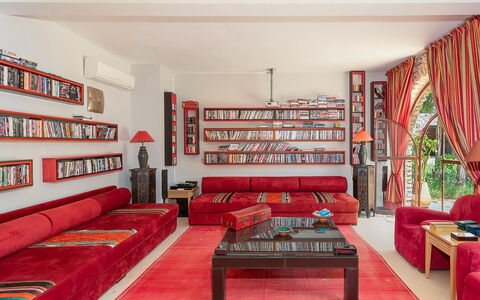 Le Jardin Mogador: Meubilair, Interieur Ontwerp, Rood, Bankstel, Flooring, Verdieping, Woonkamer, Huis, Appartement, Kamer