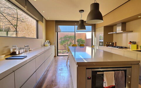 Villa Amrabat: Keuken, Interieur Ontwerp, Countertop, Flooring, Toestel Van De Keuken, Cabinetry, Plafond, Verdieping, Verlichting, Lichte Inrichting