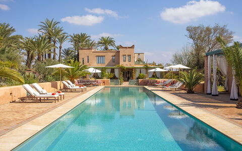 Villa Jamila: Zwembad, Toevlucht, Buitenmeubels, Landgoed, Ligstoel, Thermae, Hacienda, Eco Hotel, Paraplu