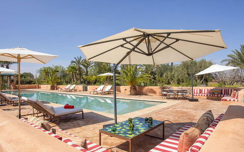Villa Jamila: Buitenmeubels, Toevlucht, Ligstoel, Paraplu, Schaduw, Ontwerp, Zwembad, Hotel