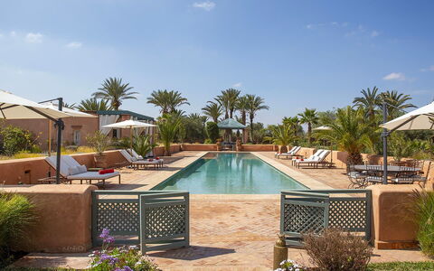 Villa Jamila: Zwembad, Toevlucht, Buitenmeubels, Hacienda, Landgoed, Paraplu, Schaduw, Landscaping, Villa