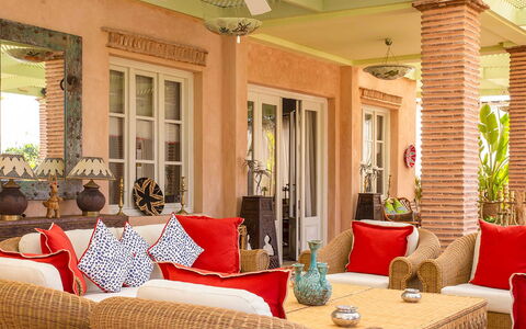 Villa Jamila: Meubilair, Interieur Ontwerp, Stoel, Tafel, Plafond, Flooring, Verdieping, Bankstel, Woonkamer, Koffietafel