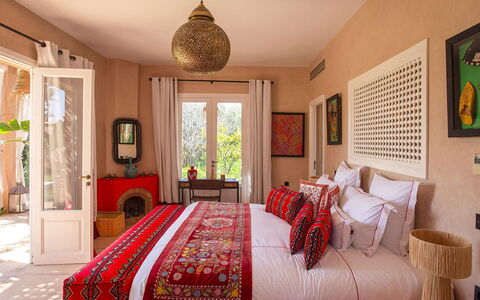 Villa Jamila: Meubilair, Interieur Ontwerp, Slaapkamer, Bed, Textiel, Bedding, Linens, Laken, Verlichting, Verdieping