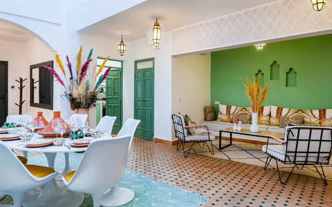 Riad Ali: Meubilair, Interieur Ontwerp, Flooring, Stoel, Tafel, Verdieping, Keuken En Eettafel, Plafond, Kamer, Eetkamer