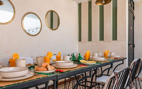Riad Ali: Meubilair, Interieur Ontwerp, Verlichting, Tafel, Stoel, Kamer, Keuken En Eettafel, Plafond, Lichte Inrichting, Eetkamer