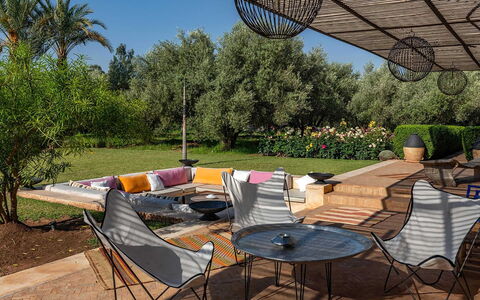 Dar Moon: Meubilair, Buitenmeubels, Stoel, Tuin, Schaduw, Buitentafel, Backyard, Werf, Patio, Outdoor Structuur