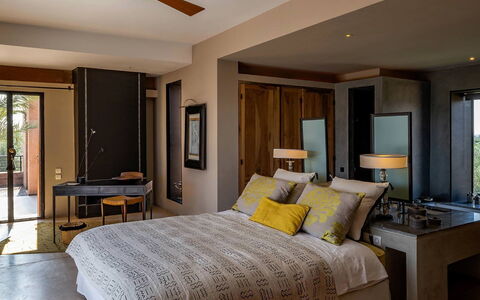 Dar Moon: Meubilair, Bed, Interieur Ontwerp, Slaapkamer, Bedding, Laken, Muur, Hout, Plafond, Verdieping