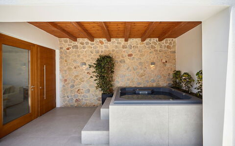 Villa Kenan: Hout, Loodgieterswerkinrichting, Flooring, Interieur Ontwerp, Verdieping, Bad, Badkamer, Loodgieter, Kraan, Kamerplant