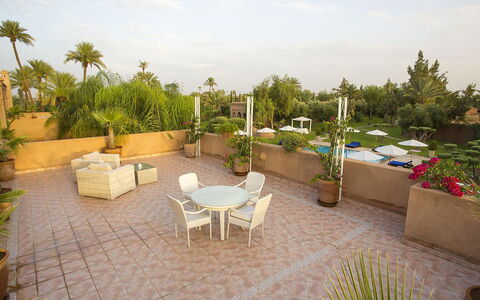 Le Palais du Roi: Meubilair, Stoel, Tafel, Toevlucht, Bloempot, Eco Hotel, Tuin, Landscaping, Buitenmeubels, Schaduw