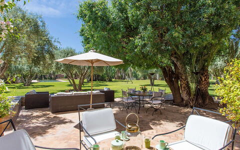 Villa Hasna: Boom, Meubilair, Buitenmeubels, Tuin, Schaduw, Stoel, Keuken En Eettafel, Buitentafel, Landscaping, Toevlucht