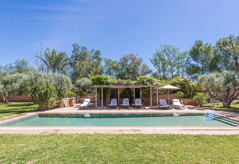 Villa Hasna: Boom, Zwembad, Toevlucht, Schaduw, Tuin, Landgoed, Landscaping, Hacienda, Backyard, Buitenmeubels