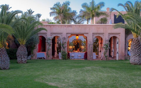 Villa Exotic: Tuin, Hacienda, Landgoed, Landscaping, Toevlucht, Binnenplaats, Gazon, Herenhuis, Werf