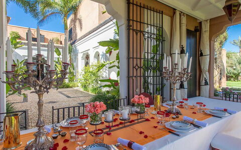Villa Exotic: Meubilair, Tafel, Tableware, Interieur Ontwerp, Stoel, Keuken En Eettafel, Eetkamer, Restaurant, Hacienda, Barware