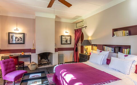 Villa Exotic: Interieur Ontwerp, Flooring, Meubilair, Verdieping, Huis, Plafond, Slaapkamer, Kamer, Fotolijst, Bed
