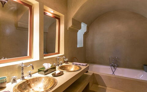 Villa Exotic: Plafond, Loodgieterswerkinrichting, Loodgieter, Wastafel In De Badkamer, Kraan, Wastafel, Lichte Inrichting, Badkamer, Tegel, Hotel
