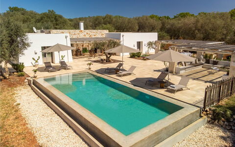 Villa Olivella: Zwembad, Toevlucht, Huis, Landgoed, Eco Hotel, Buitenmeubels, Villa, Ligstoel, Landscaping, Schaduw
