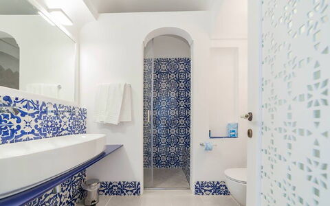 Villa Desideria: Blauw, Flooring, Loodgieterswerkinrichting, Verdieping, Badkamer, Interieur Ontwerp, Tegel, Mozaïek, Loodgieter, Ceramic