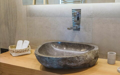 Villa Sonia: Wastafel, Loodgieterswerkinrichting, Wastafel In De Badkamer, Flooring, Kraan, Badkamer, Interieur Ontwerp, Loodgieter, Countertop, Ceramic