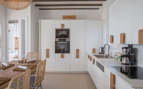 Villa Sonia: Keuken, Meubilair, Interieur Ontwerp, Hout, Flooring, Countertop, Cabinetry, Toestel Van De Keuken, Plafond, Lichte Inrichting