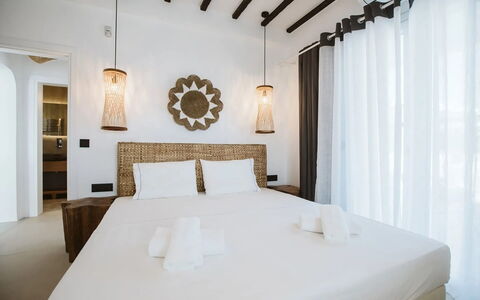 Villa Sonia: Hout, Interieur Ontwerp, Verdieping, Slaapkamer, Plafond, Bed, Meubilair, Appartement, Kamer, Bedding