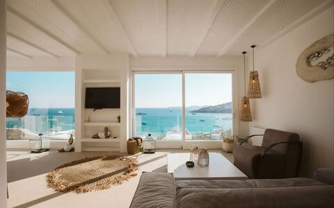Villa Sonia: Meubilair, Zee, Appartement, Kust, Toevlucht, Stoel, Oceaan, Hotel, Schaduw, Woonkamer