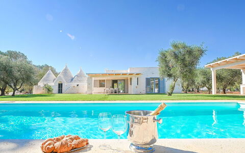 Trulli Heaven: Blauw, Landgoed, Schaduw, Gazon, Boerderij, Landscaping, Zwembad, Villa, Hacienda