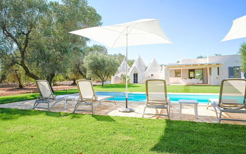 Trulli Heaven: Tuin, Gazon, Schaduw, Landscaping, Landgoed, Werf, Park, Villa, Zwembad, Backyard