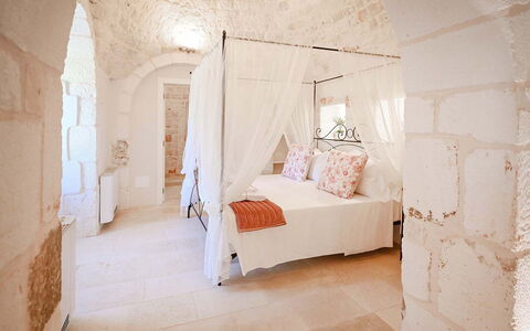 Trulli Heaven: Muur, Meubilair, Verdieping, Slaapkamer, Plafond, Bed, Stenen Muur, Linens, Bedding, Laken