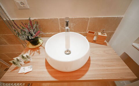 Trulli Heaven: Loodgieterswerkinrichting, Wastafel In De Badkamer, Wastafel, Kraan, Loodgieter, Badkamer, Hardwood, Beits