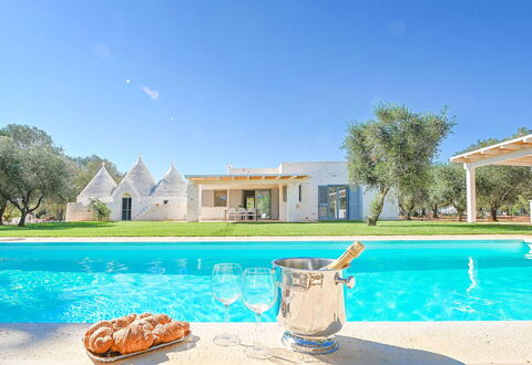 Trulli Heaven: Blauw, Landgoed, Schaduw, Gazon, Boerderij, Landscaping, Zwembad, Villa, Hacienda