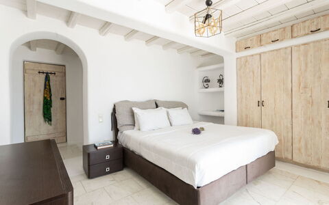 Villa Apollonia: Meubilair, Bed, Slaapkamer, Muur, Interieur Ontwerp, Flooring, Verdieping, Bedding, Laken, Linens