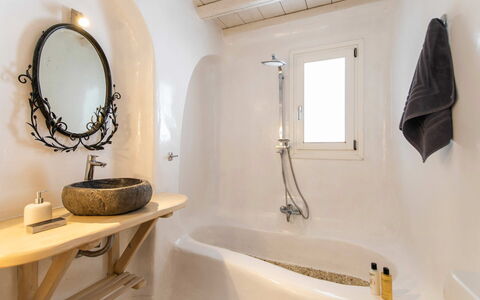 Villa Apollonia: Muur, Loodgieterswerkinrichting, Bad, Interieur Ontwerp, Flooring, Badkamer, Verdieping, Kraan, Loodgieter, Huis