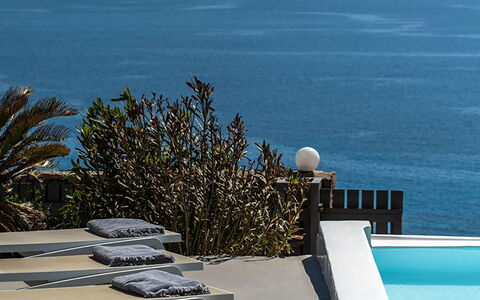 Villa Apollonia: Zwemwater, Horizon, Zee, Kust En Oceanic Landvormen, Oceaan, Kust, Buitenmeubels, Schaduw, Strand, Stoel