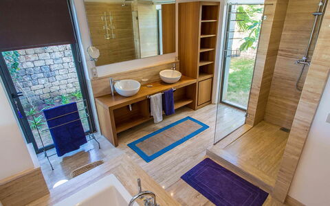 Villa Amador: Flooring, Interieur Ontwerp, Loodgieterswerkinrichting, Verdieping, Hout, Badkamer, Wastafel In De Badkamer, Wastafel, Kraan, Loodgieter