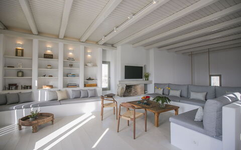 Villa Ermione: Meubilair, Interieur Ontwerp, Flooring, Verdieping, Plafond, Kamer, Woonkamer, Verlichting, Huis, Bankstel