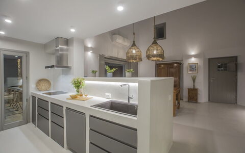 Villa Ermione: Interieur Ontwerp, Keuken, Muur, Flooring, Meubilair, Hout, Plafond, Lichte Inrichting, Countertop, Cabinetry