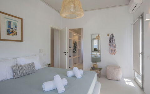 Villa Ermione: Meubilair, Interieur Ontwerp, Muur, Bed, Slaapkamer, Verdieping, Hout, Plafond, Flooring, Kamer