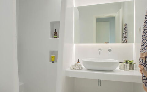 Villa Ermione: Interieur Ontwerp, Muur, Flooring, Plafond, Verdieping, Badkamer, Loodgieterswerkinrichting, Lichte Inrichting, Bad, Verlichting