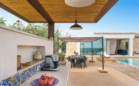 Villa Smeralda: Flooring, Verdieping, Meubilair, Huis, Samengesteld Materiaal, Toevlucht, Zwembad, Stoel, Tegel, Schaduw