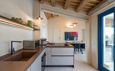 Villa Smeralda: Interieur Ontwerp, Keuken, Countertop, Muur, Meubilair, Flooring, Hout, Plafond, Huis, Lichte Inrichting