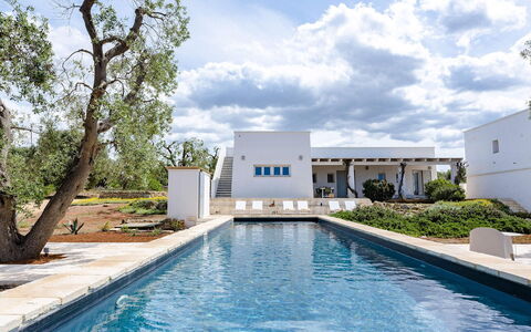 Villa Il Guaceto: Blauw, Zwembad, Huis, Landgoed, Schaduw, Waterpartij, Toevlucht, Landscaping, Villa, Ontwerp