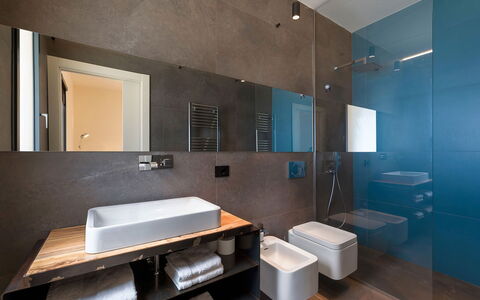 Villa Miriam: Flooring, Interieur Ontwerp, Loodgieterswerkinrichting, Badkamer, Muur, Wastafel, Verdieping, Wastafel In De Badkamer, Plafond, Kraan