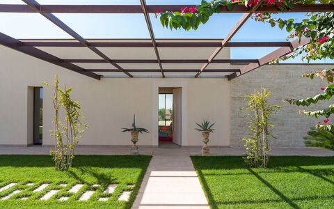 Villa Miriam: Tuin, Schaduw, Landscaping, Gazon, Werf, Outdoor Structuur, Kunstgras, Backyard, Binnenplaats, Pergola