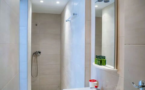 Casa le Rose: Badkamer, Flooring, Loodgieterswerkinrichting, Interieur Ontwerp, Muur, Verdieping, Toilet, Loodgieter, Kraan, Tegel