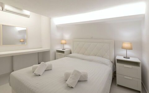 The Rose Flat: Slaapkamer, Bed, Interieur Ontwerp, Bedding, Laken, Plafond, Meubilair, Verdieping, Bed Frame, Verlichting