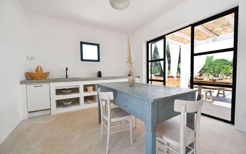 Trulli Fontana: Meubilair, Hout, Flooring, Tafel, Keuken En Eettafel, Interieur Ontwerp, Verdieping, Stoel, Keuken, Kamer