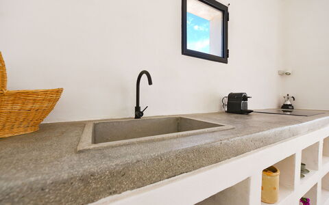 Trulli Fontana: Loodgieterswerkinrichting, Countertop, Kraan, Loodgieter, Wastafel, Tegel, Keuken, Gootsteen, Cabinetry, Graniet
