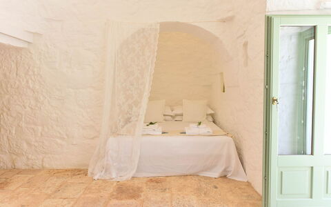 Trulli Fontana: Muur, Verdieping, Meubilair, Plafond, Slaapkamer, Linens, Bedding, Bed, Gips, Kamerplant
